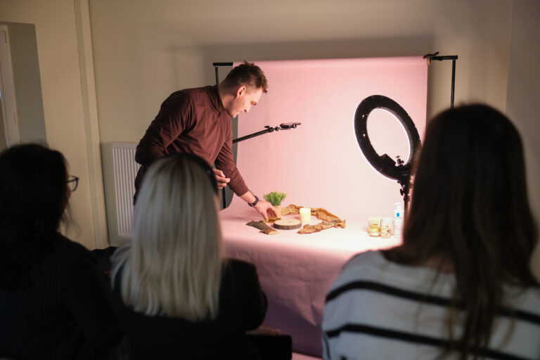 Przygotowywanie scenografii podczas szkolenia InstaReels - różowe tło i oświetlenie